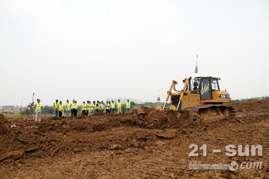 推土机特种兵训练营学员参加挖沟回填项目比拼