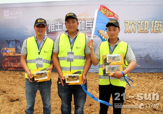 以中国工程机械商贸网选派选手为主力的蓝队获得优胜奖