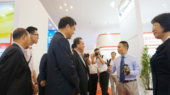 1.___F_o__0___U_Vice Chairman of Cambodia Chamber of Commerce Visiting LiuGong Booth.jpg