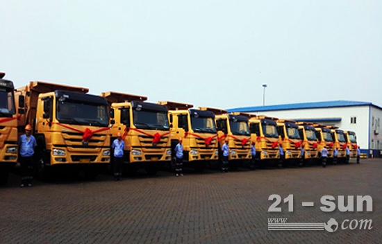 35辆HOWO 8×4自卸车交付天津港远航矿石物流