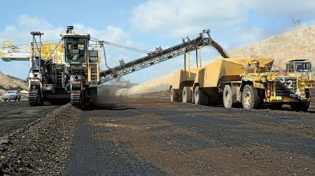 维特根4200SM以30cm的深度切削褐煤，也可以在装料前对煤炭进行预破碎。