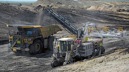 2015年10月，维特根4200SM露天采矿机在新的伊格尔帕斯矿选择性开采薄煤层。