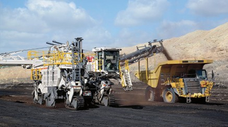 维特根4200SM在德克萨斯州南部连续性开采并装载褐煤。