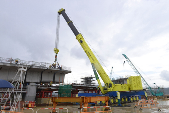 正在助建港珠澳大桥的QAY500大吨位起重机
