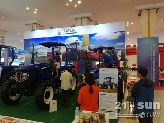 雷沃拖拉机新产品亮相澜沧江-湄公河国家经济技术博览会