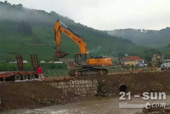 数台SY265和SY285挖掘机被调度到永吉重灾区，投入桥梁坍塌抢险、物资抢险、河道清及淤等工作