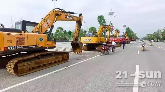 宁乡遭遇强降水，多台三一挖掘机及操作手支援湖南宁乡道路救援工作。