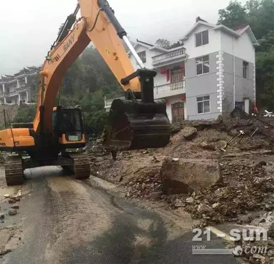 三一挖掘机增援安徽金寨县吴家店镇，抢通道路。