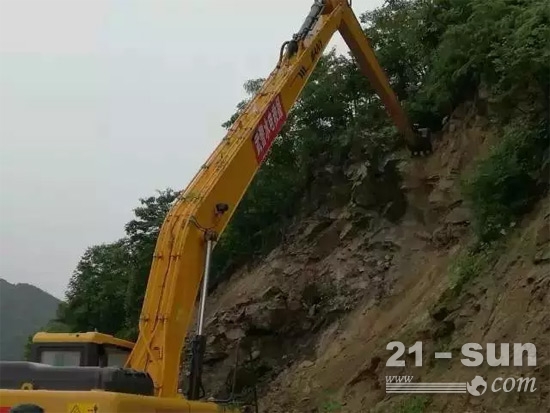 三一改装版的超长臂架挖掘机，在湖北麻城各处河道堆高和疏通作业中贡献着力量。