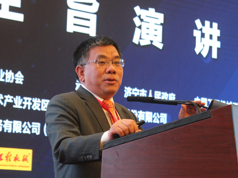 广西柳工集团有限公司董事长曾光安作主题演讲