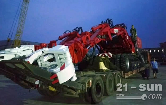 救援机器人连夜装车发往四川绵阳武警交通部队第三支队，用于我国西部各地域的应急救援应战储备