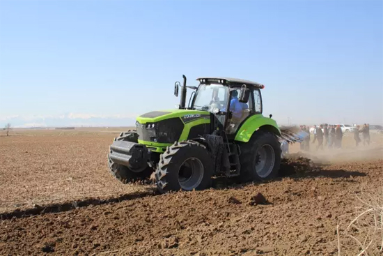 PL2304大马力拖拉机在新疆大型农场作业