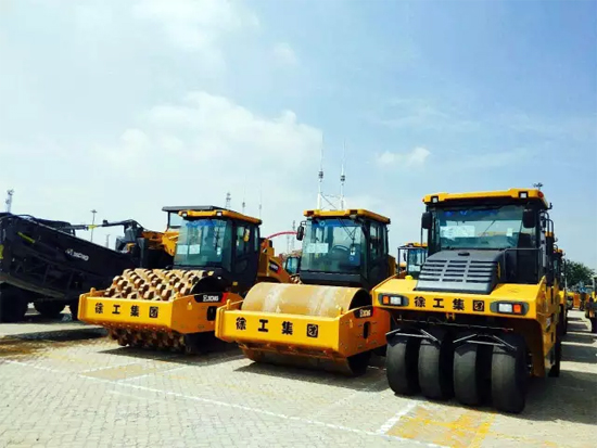 徐工高端、成套化道路机械整齐停放在天津·五洲国际集装箱码头