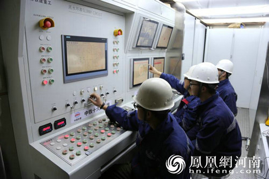 中国铁建十六局豫机城际铁路项目技术人员正在“中原一号”主控室内操作盾构机
