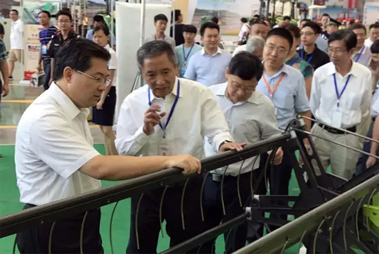湖南省副省长隋忠诚等领导详细了解中联重科农业机械产品