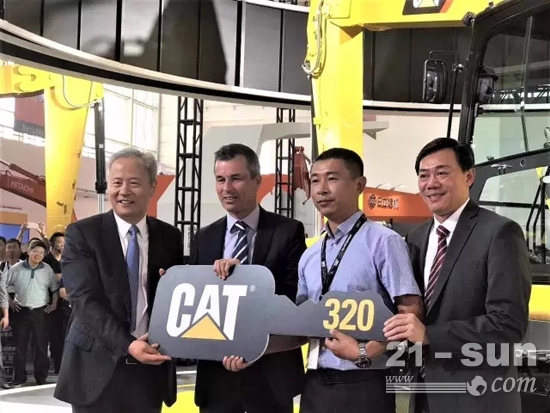 新一代CAT?320液压挖掘机的中国区第一位客户亮相啦，快来为他祝贺！