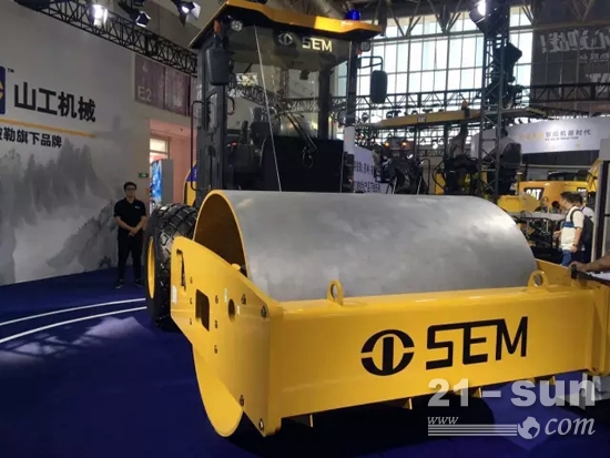 山工机械（SEM）的新伙伴——SEM655D轮式装载机和SEM512压路机霸气亮相！