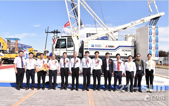 国机重工与中国建设履带吊交车仪式在BICES 2017举行