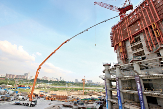 2013年7月，中联重科101米泵车助力“华中第一高楼”建设