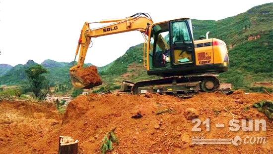 山东临工E680F挖掘机正在干活中