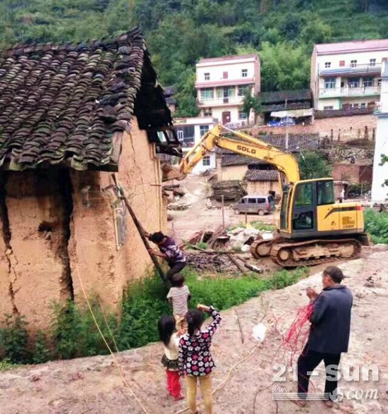 山东临工挖掘机在农村拆除老旧危房