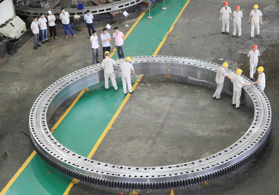 国内最大最重整体式特大型转盘轴承在洛轴下线