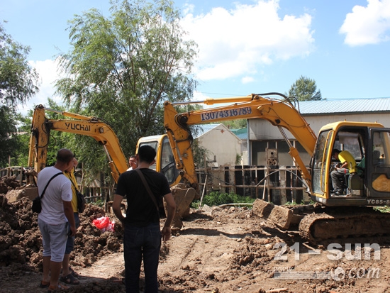 姜明明老板另一台玉柴挖掘机也在小区施工