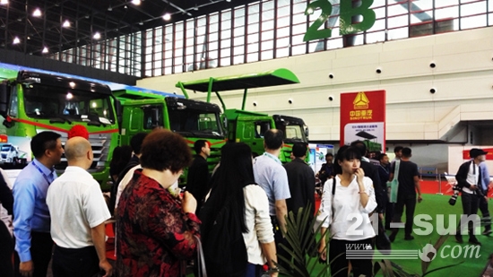 中国重汽智能环保渣土车亮相国际建筑垃圾处理与工地环境治理展览会