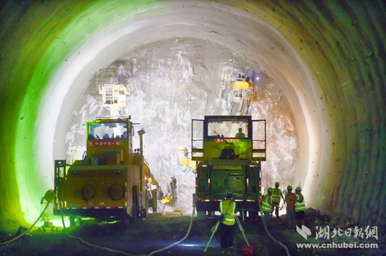 中铁一局施工人员正在操作大型现代化施工设备进行隧道掘进作业