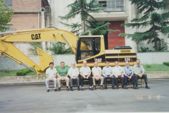 1996年徐州工厂第一台液压挖掘机下线
