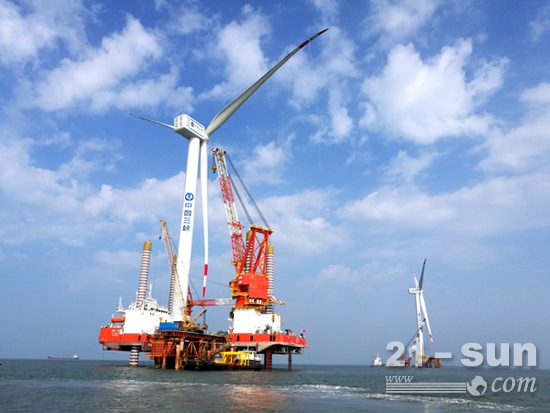 太原重工首台海上5MW风电机组并网发电