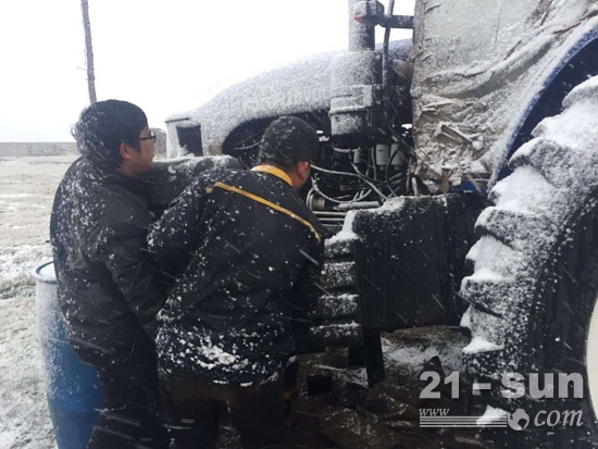 雷沃服务队员在风雪中维修拖拉机