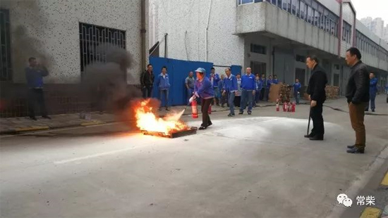 单缸机（机组）厂员工进行灭火演习