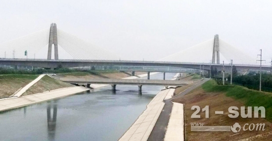 欧维姆参建的横跨南水北调渠道的大桥已经完工，准备通车