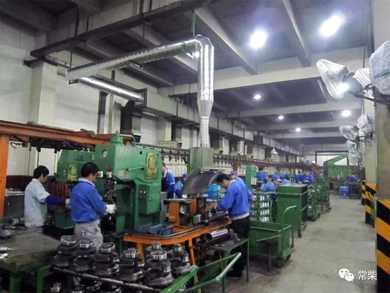 单缸机（机组）厂三井车间部装线生产现场一片繁忙