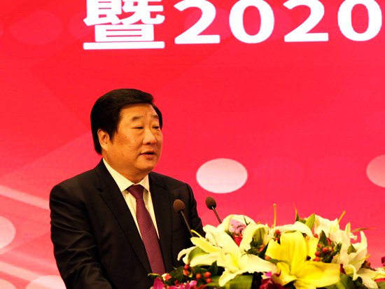 谭旭光自豪地宣布，截至12月18日，潍柴集团收入已经突破2000亿，预计全年收入将达到2200亿元