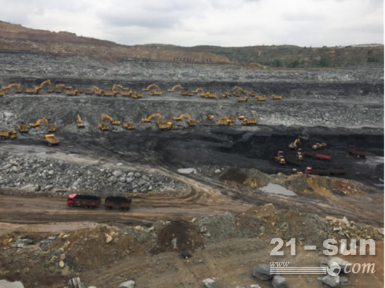 2017年，在鄂尔多斯某大型矿山，超过30台临工挖掘机