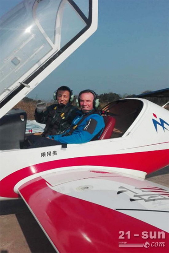 Alan Stanley Davis副主席与战绩峰机长飞行体验前合影