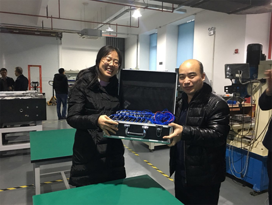 研究院副院长智丙辉为海伦哲研发的车载控制器试验箱