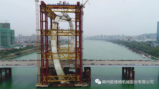 柳州白沙大桥主塔液压吊装完成合龙