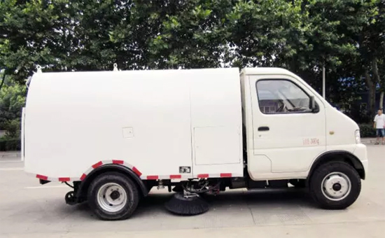 中国一拖首台纯电动扫路车成功进入国家公告