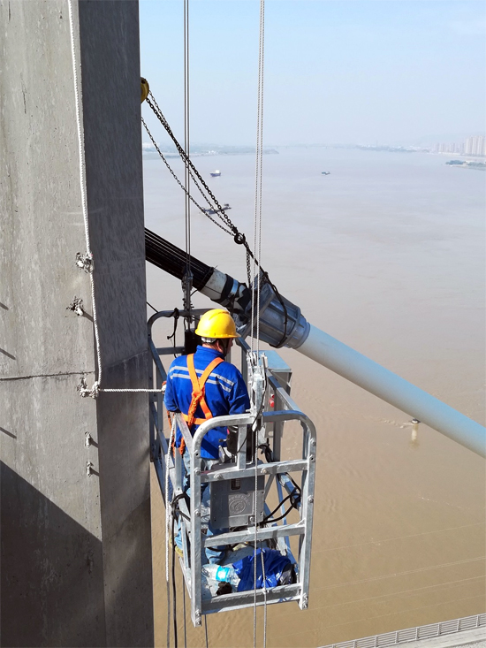 技术人员在桥塔上监控拉索安装过程