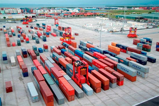 卡尔玛AutoStrad自动跨运车正在布里斯班港搬运集装箱