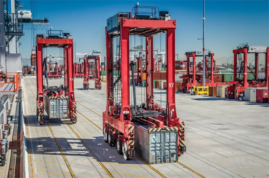 卡尔玛AutoStrad自动跨运车正在TraPac洛杉矶港搬运集装箱