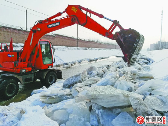 王天军驾驶挖掘机正在芦草沟河河道破除冰块