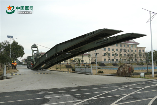 四大队官兵正在搭建一座长达25米的轻型机械化桥