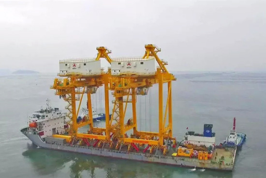 三一海工承接制造的2台岸桥驶往泰国曼谷港