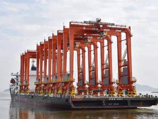 三一海工研发制造的6台轮胎式集装箱门式起重机（RTG）驶往香港国际货柜码头（简称HIT）