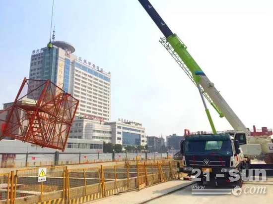 雷萨起重机奋战在徐州地铁2号线—中心医院站的施工现场