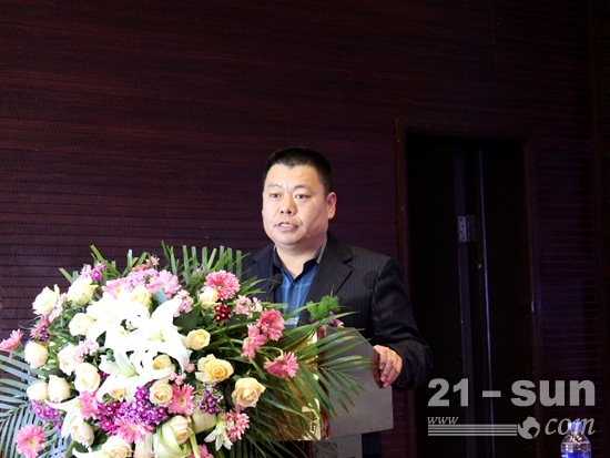 徐州市工程机械商会监事长蒋龙忠作第一届财务工作报告